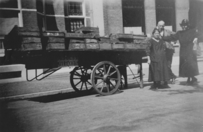 875147 Afbeelding van drie leden van de familie van Soest uit de Kroonstraat in Wijk C te Utrecht, bij een verlengde ...